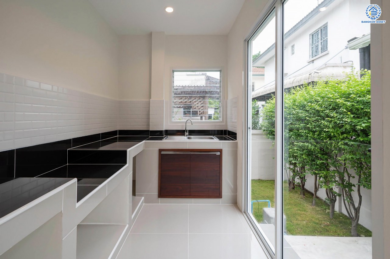 บ้านมือสองตกแต่งใหม่ โครงการ ชัยพฤกษ์2 ราชพฤกษ์-ติวานนท์ หลังมุม เนื้อที่ 57.30 ตร.ว. ฟังก์ชัน 3 ห้องนอน 2 ห้องน้ำ จอดรถได้ 2 คัน บรรยากาศเงียบสงบเป็นส่วนตัว สิ่งอำนวยความสะดวกมากมาย! บนทำเลศักยภาพ หน้าโครงการติดถนนใหญ่ เชื่อมต่อถนนราชพฤกษ์ ใกล้จุดขึ้นทางด่วน "ศรีสมาน"...